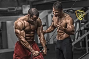 mannen in gym gespierd