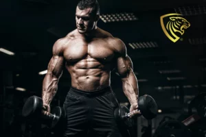 man met twee dumbells