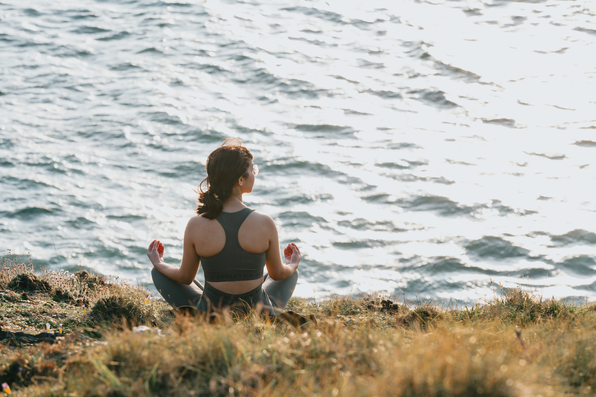 vrouw oceaan yoga shilajit