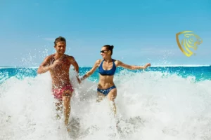 man en vrouw rennen in de zee