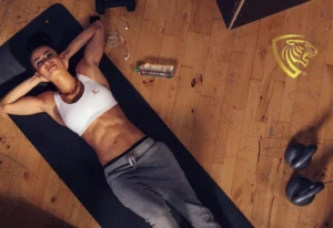 vrouw die uitrust op yogamat