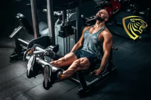 man gespierd leg extensions