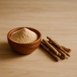 Ashwagandha wanneer innemen - poeder en wortel op een houten ondergrond